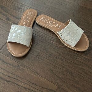 Beach by Matisse Beige silver metallic cowhide sandals size 6, gently used